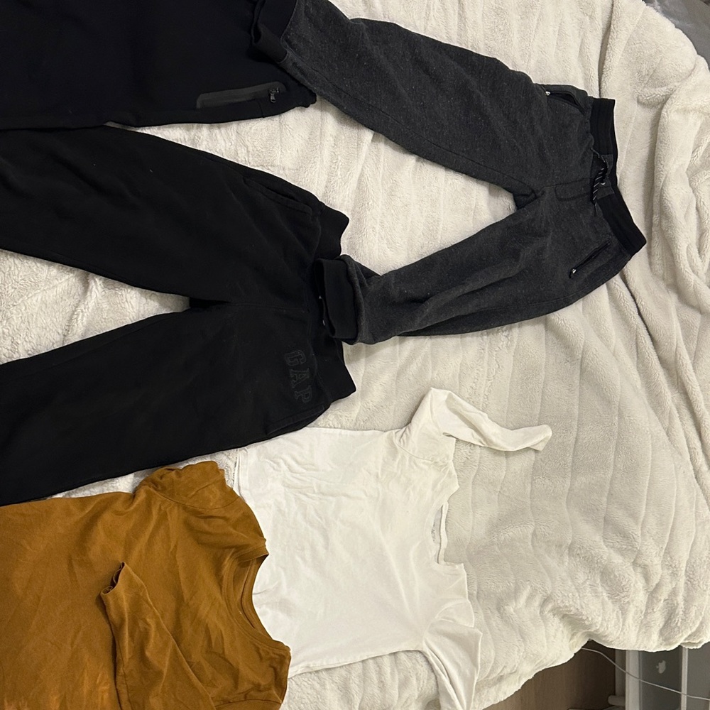 Casual Clothing Set with Black and Gray Pants